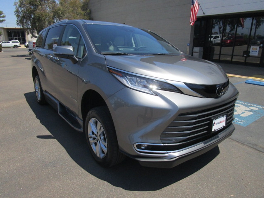 New 2026 Toyota Sienna Hybrid XSE Sport - BraunAbility Side Entry Fold Out Automatic Ramp