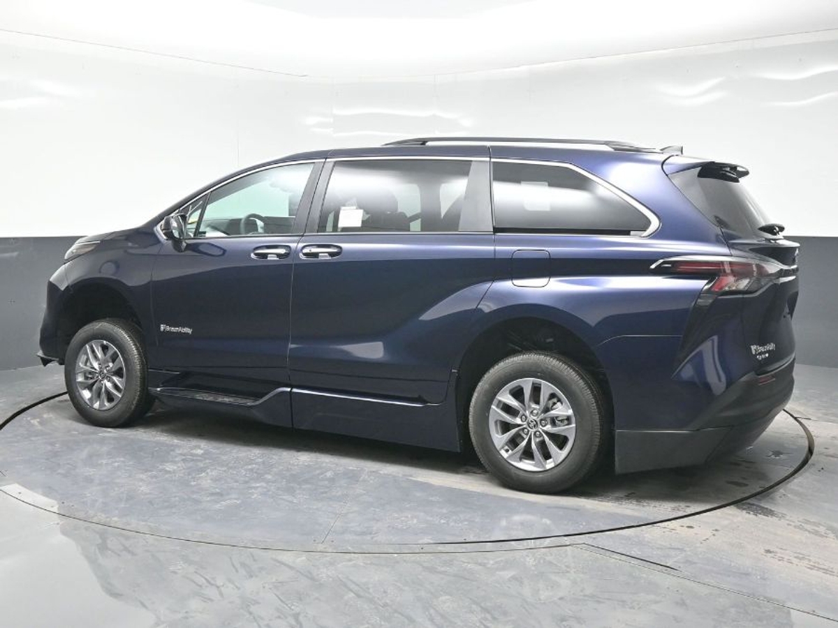 2025 Toyota Sienna XLE's photo
