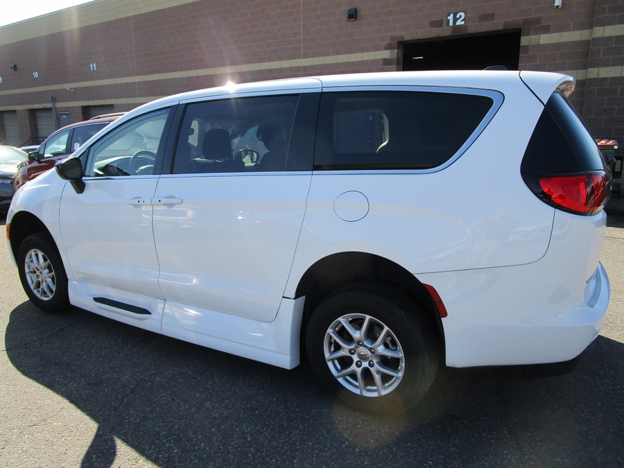 White Chrysler Voyager image number 2