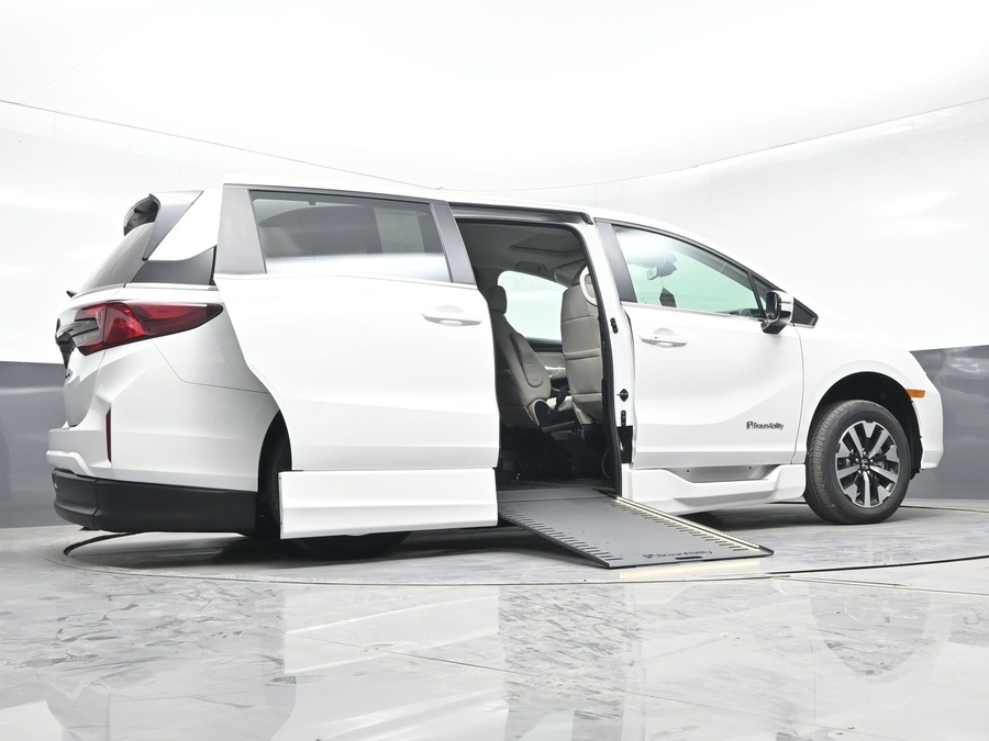 White Honda Odyssey image number 18