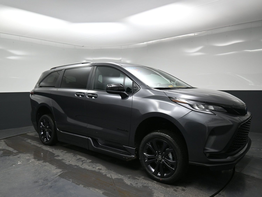 New 2025 Toyota Sienna Hybrid XSE Sport - BraunAbility Side Entry Entry Fold Out Automatic Ramp