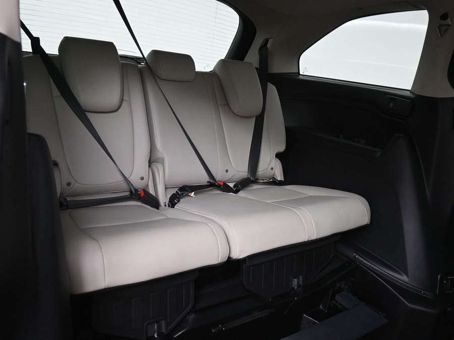 Red Honda Odyssey image number 6