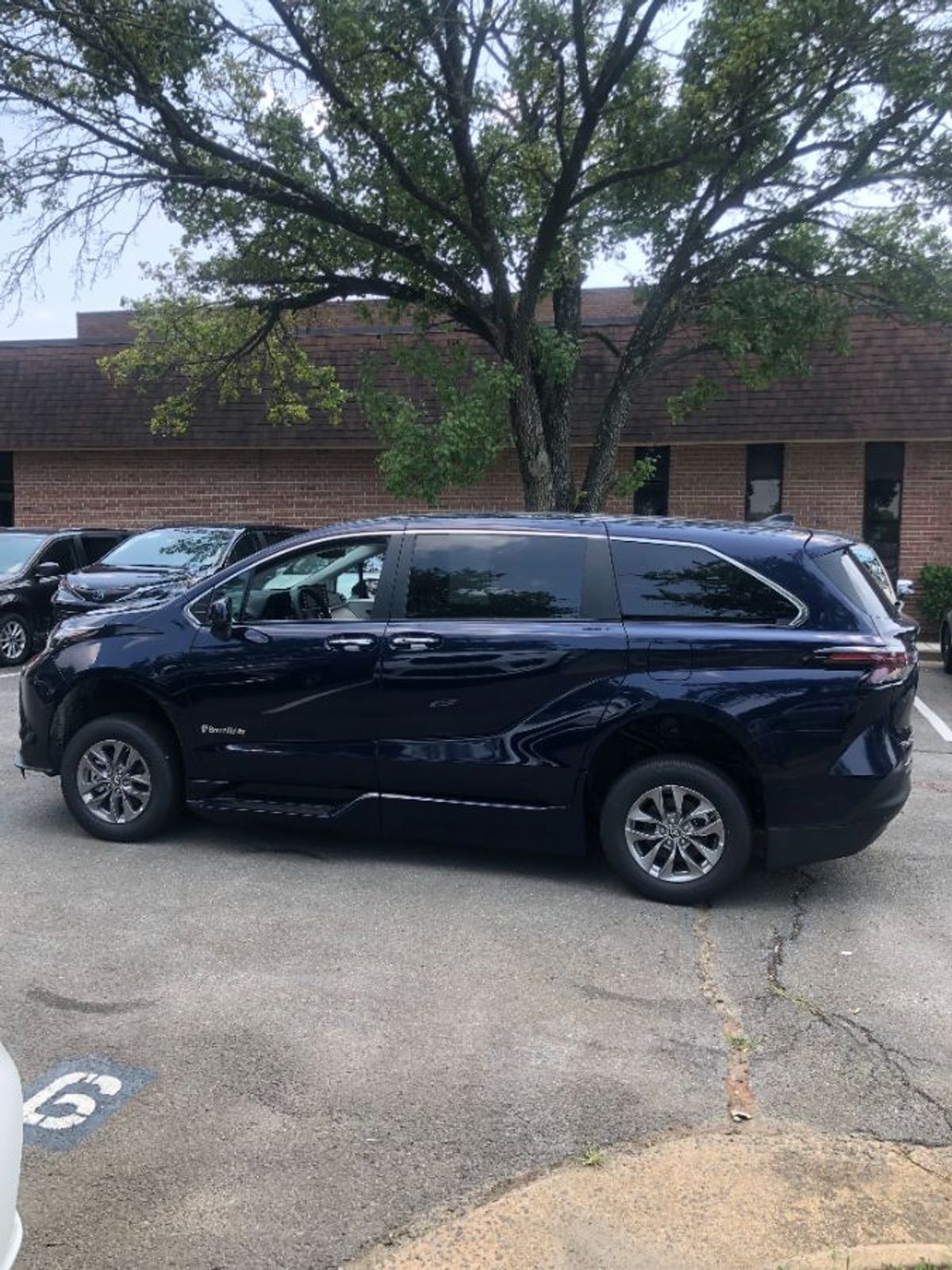 Blue Toyota Sienna image number 2
