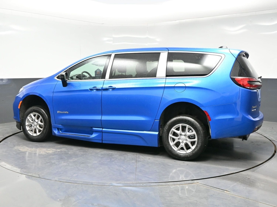 New 2026 Chrysler Pacifica Select Plus - BraunAbility Side Entry Entry Fold Out Automatic Ramp