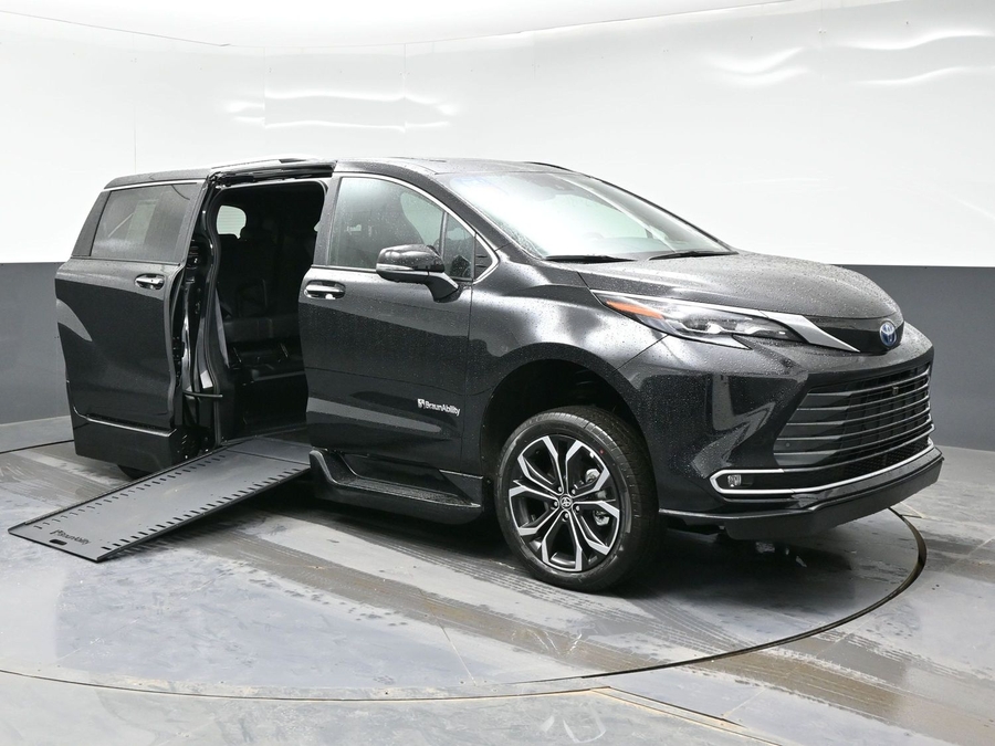 Midnight Black Metallic Toyota Sienna image number 24