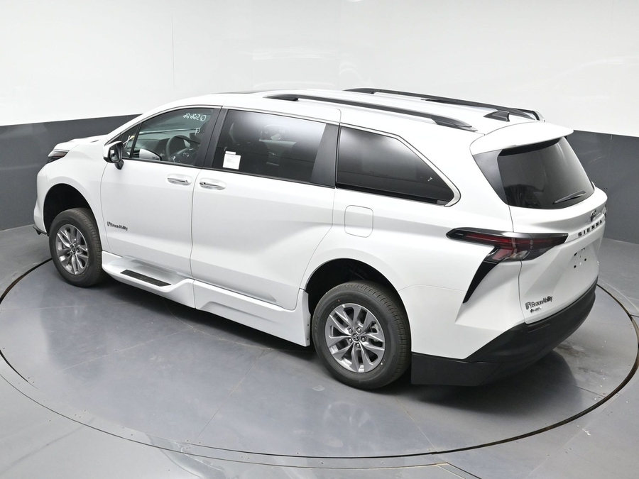 New 2026 Toyota Sienna Hybrid XLE Add - BraunAbility Side Entry Entry Fold Out Automatic Ramp