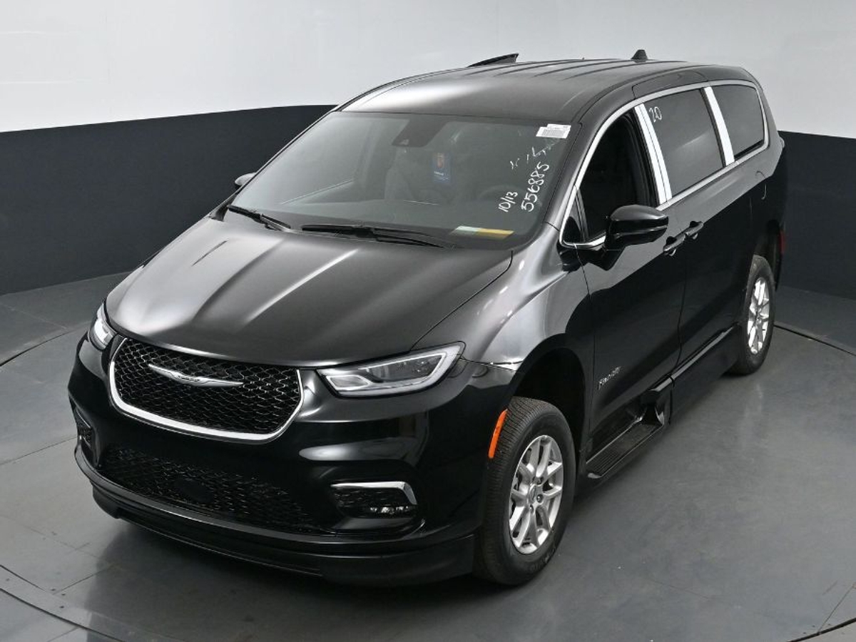 Black Chrysler Pacifica image number 23