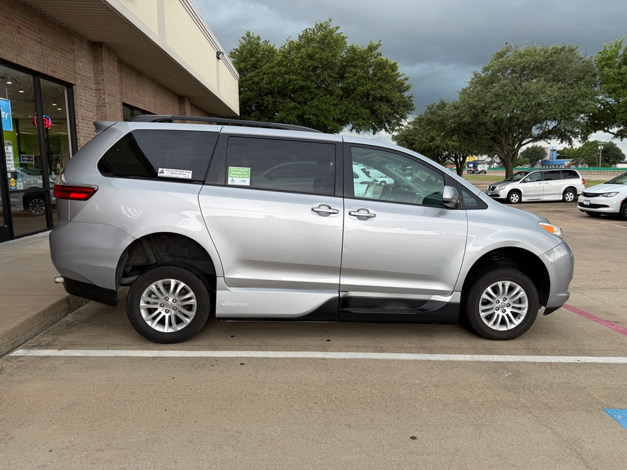 2017 Toyota Sienna XLE - Photo 19