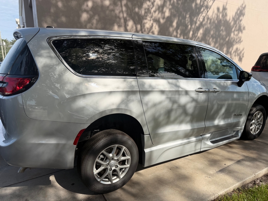 Silver Chrysler Pacifica image number 11