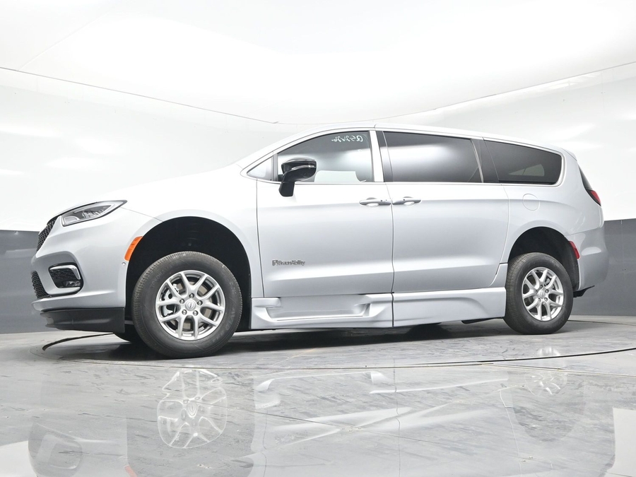 Silver Chrysler Pacifica image number 21