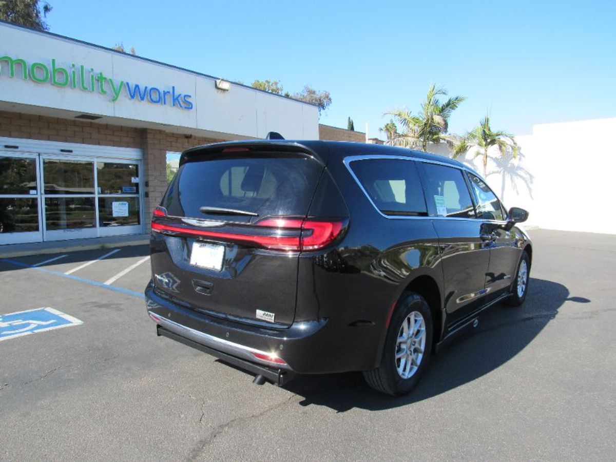 Black Chrysler Pacifica image number 1