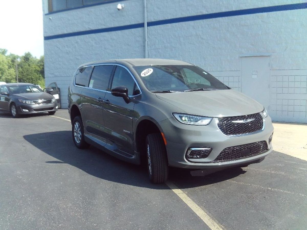 Grey Chrysler Pacifica image number 3