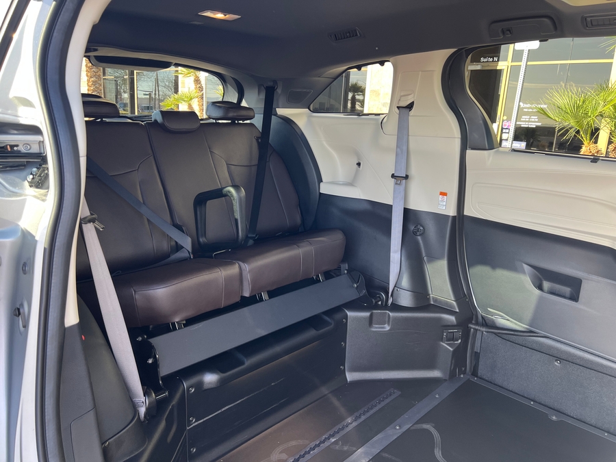 Used 2023 Toyota Sienna Hybrid Platinum Edition - BraunAbility Side Entry Entry In Floor Automatic Ramp