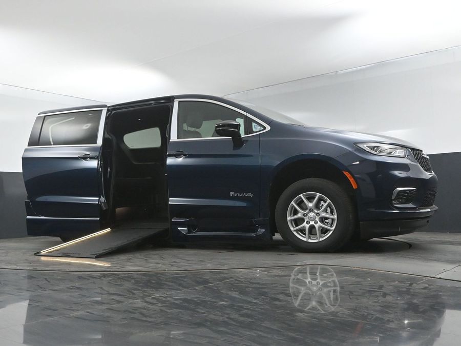 New 2025 Chrysler Pacifica Select Safety - BraunAbility Side Entry Entry In Floor Automatic Ramp