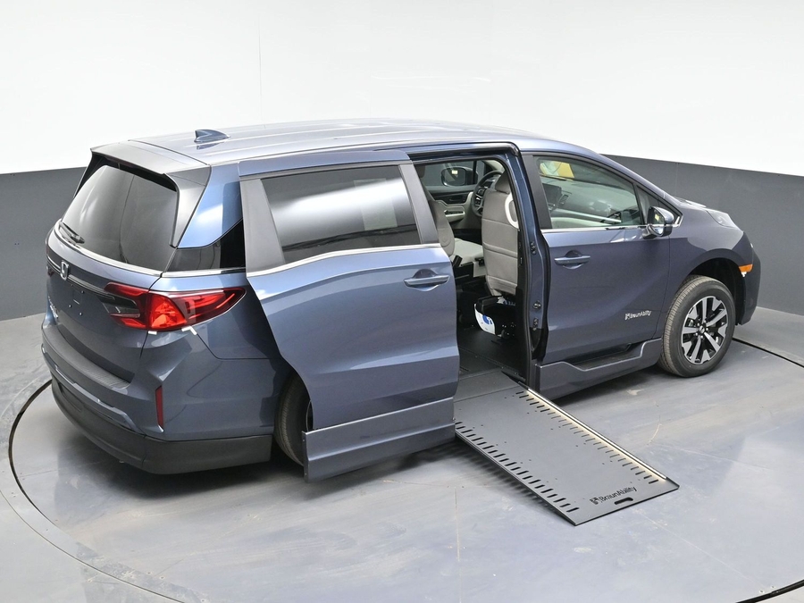 Blue Honda Odyssey image number 22