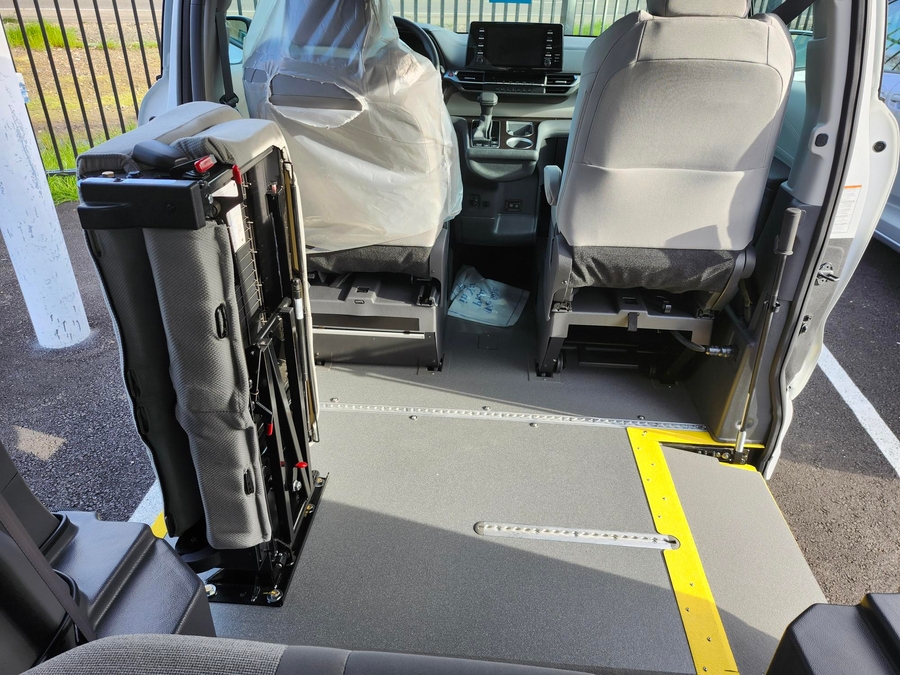 New 2025 Toyota Sienna Hybrid LE AWD - Vantage Mobility Commercial Side Entry Entry In Floor Manual Ramp
