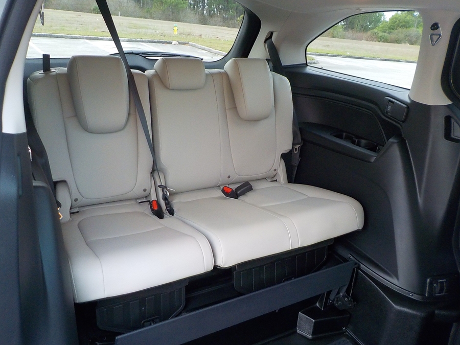 Silver Honda Odyssey image number 40