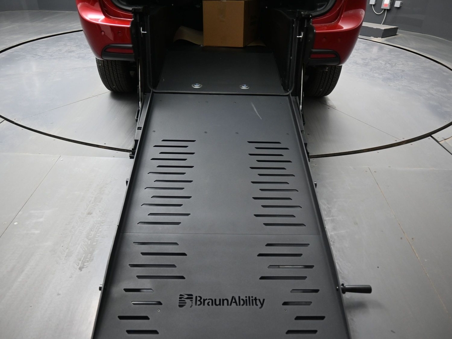 Red Chrysler Voyager image number 8