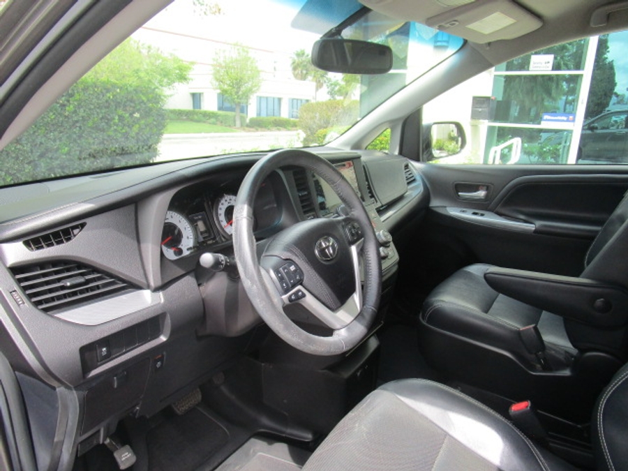 Used 2016 Toyota Sienna SE - BraunAbility Side Entry Entry Fold Out Automatic Ramp