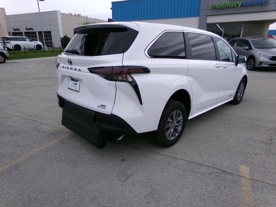 White Toyota Sienna image number 15