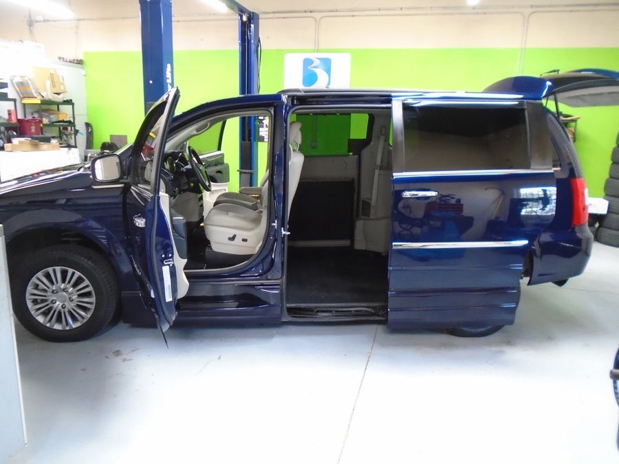 2016 Chrysler Town & Country Touring-L - Photo 11
