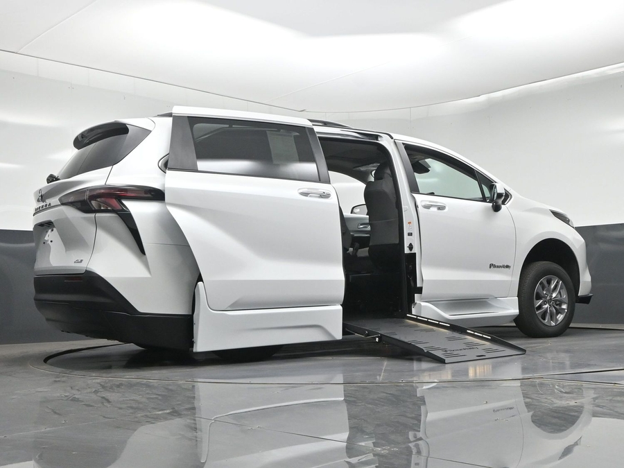 White Toyota Sienna image number 21