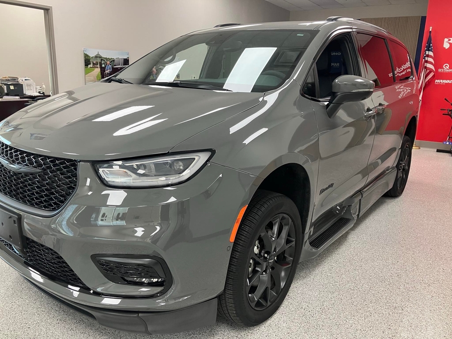 Used 2023 Chrysler Pacifica Touring L - BraunAbility Side Entry Entry Fold Out Automatic Ramp