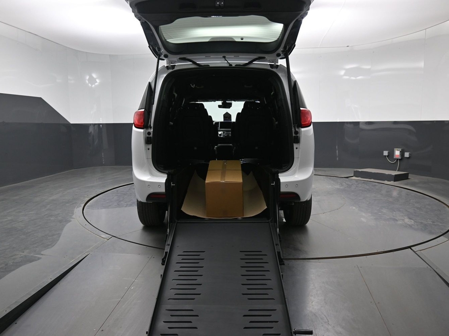 White Chrysler Voyager image number 7