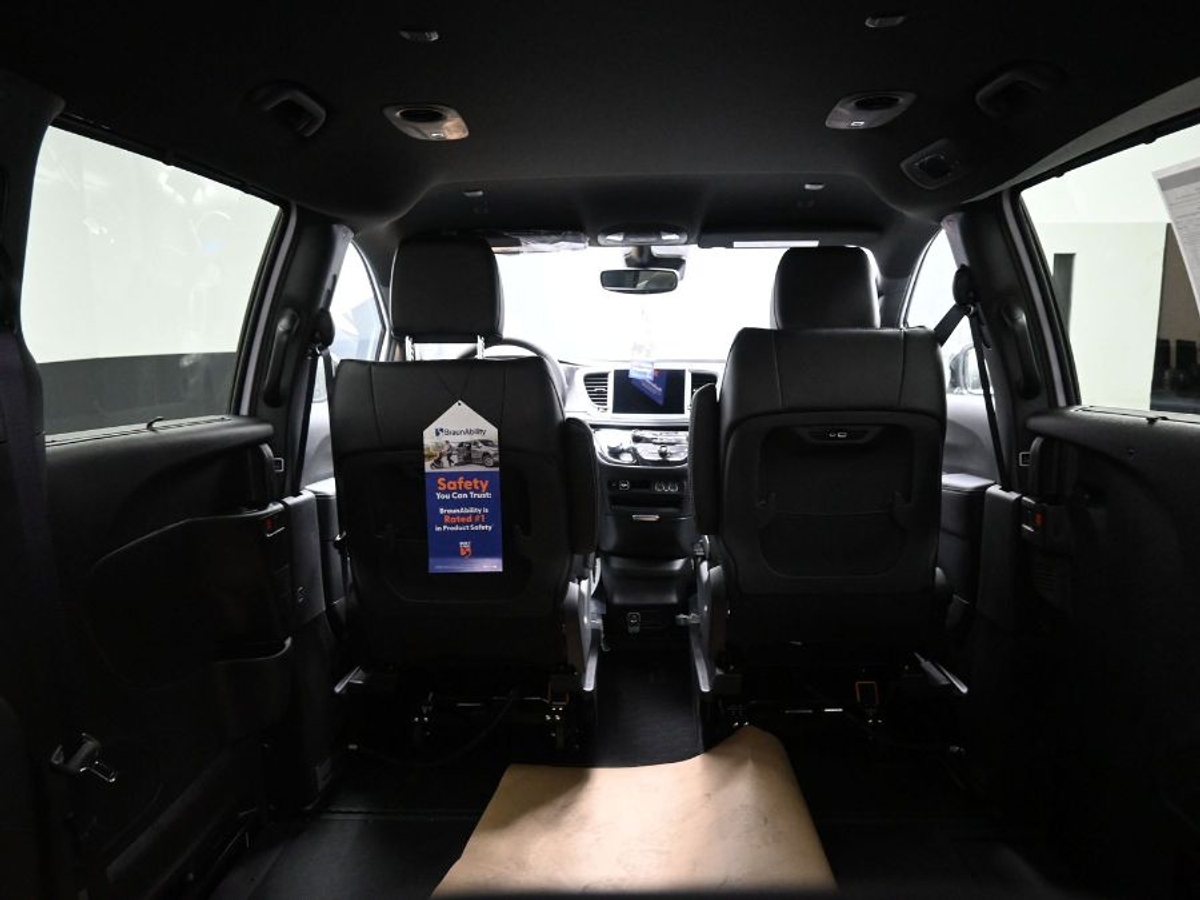 White Chrysler Pacifica image number 17