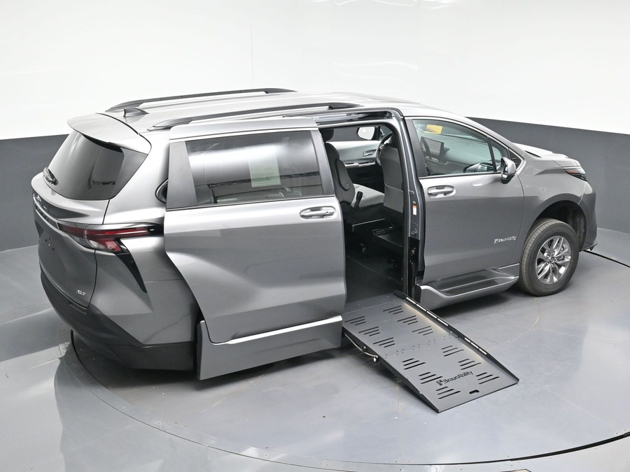 Grey Toyota Sienna image number 23