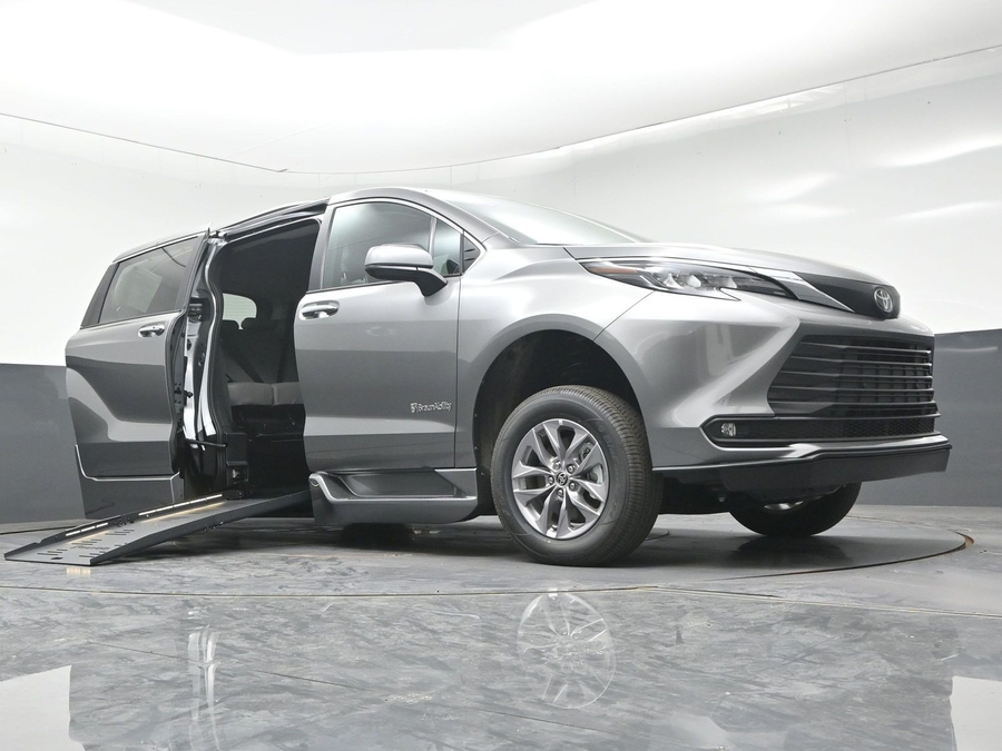 New 2026 Toyota Sienna Hybrid XLE Base - BraunAbility Side Entry Fold Out Automatic Ramp