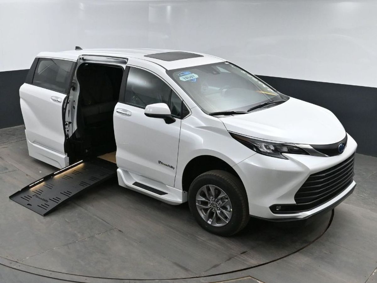 White Toyota Sienna image number 11