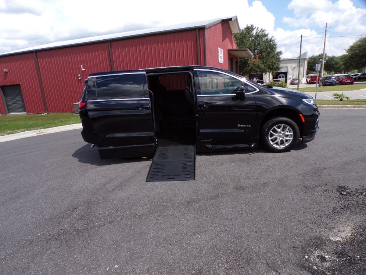 2025 Chrysler Pacifica Select's photo