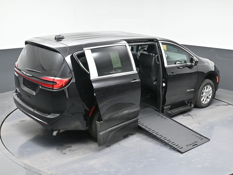 Black Chrysler Pacifica image number 23