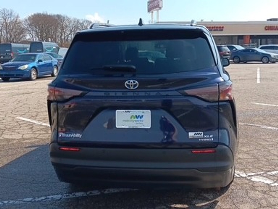 Blue Toyota Sienna image number 2