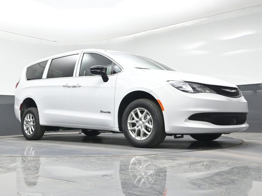 White Chrysler Voyager image number 20
