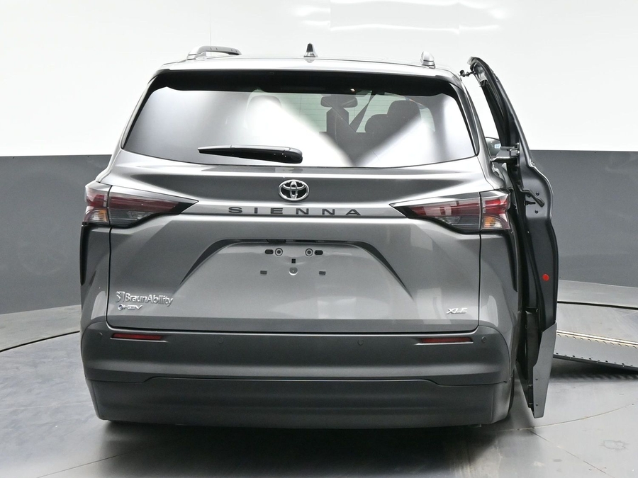 Grey Toyota Sienna image number 9