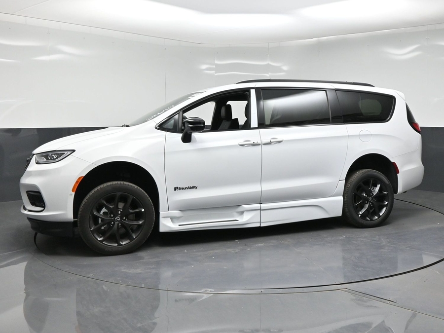 White Chrysler Pacifica image number 3