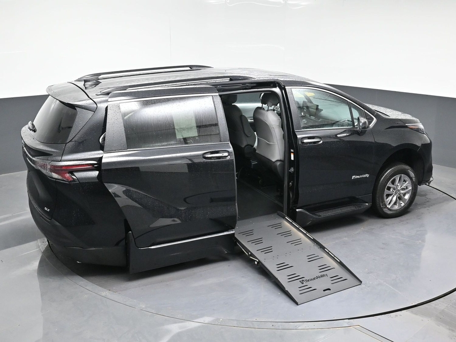 Black Toyota Sienna image number 22