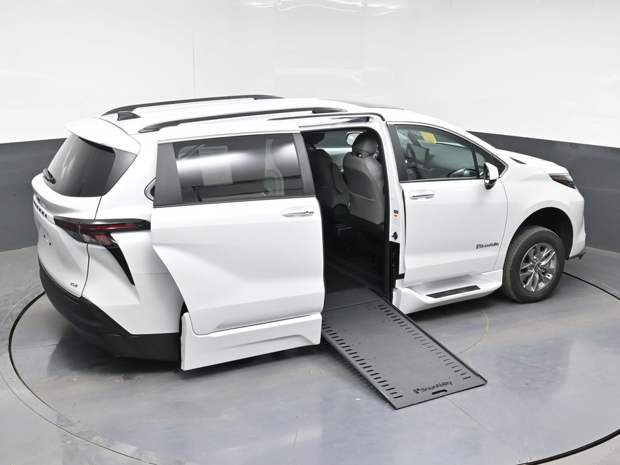 New 2026 Toyota Sienna Hybrid XLE Base - BraunAbility Side Entry Entry In Floor Automatic Ramp
