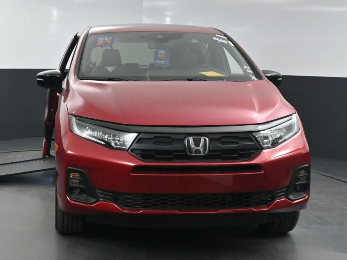 Red Honda Odyssey image number 2