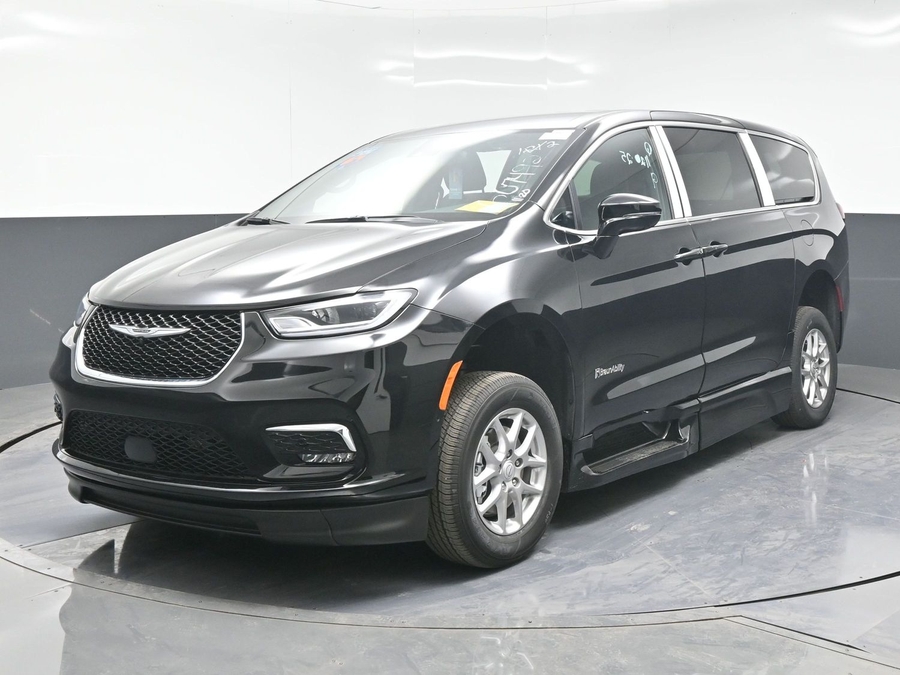 New 2025 Chrysler Pacifica Select Safety - BraunAbility Side Entry Entry Fold Out Automatic Ramp