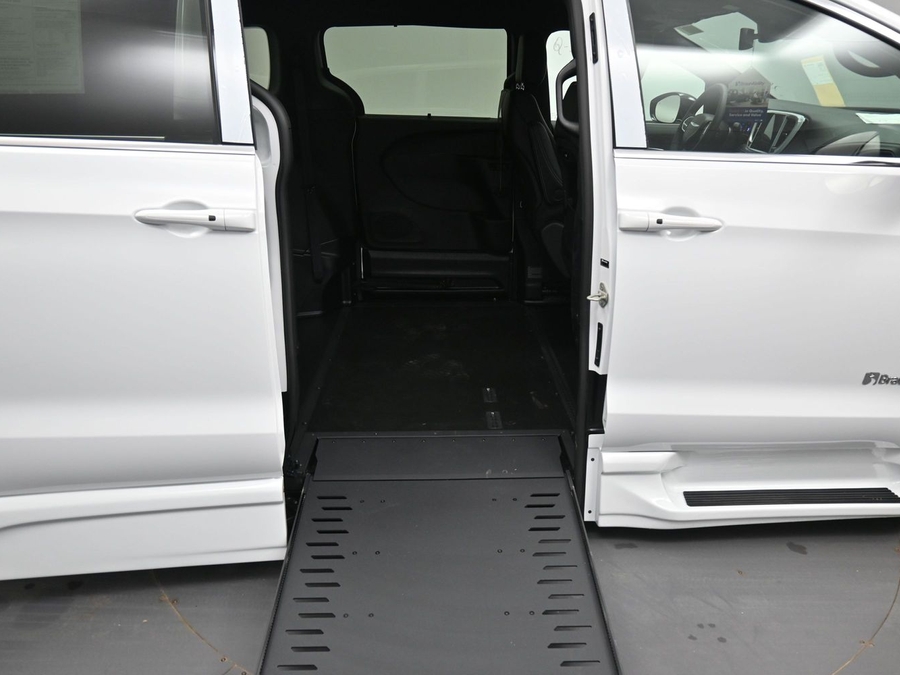 White Chrysler Pacifica image number 10