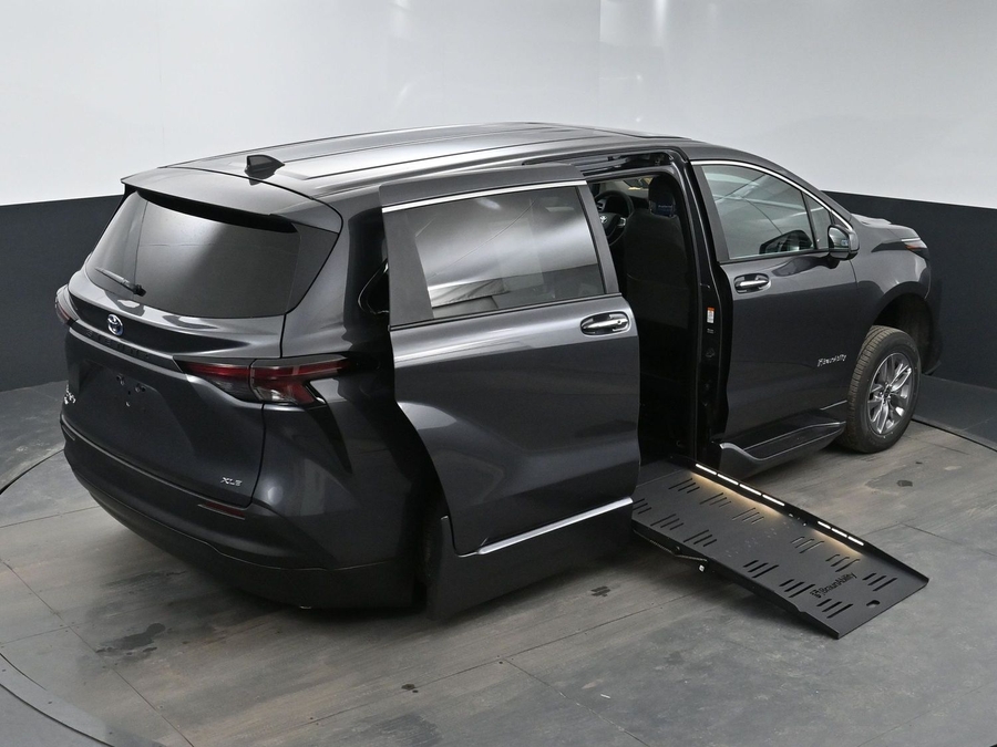New 2025 Toyota Sienna Hybrid XLE Base - BraunAbility Side Entry Entry Fold Out Automatic Ramp