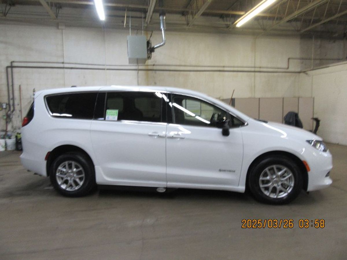 2024 CHRYSLER VOYAGER - Image 17