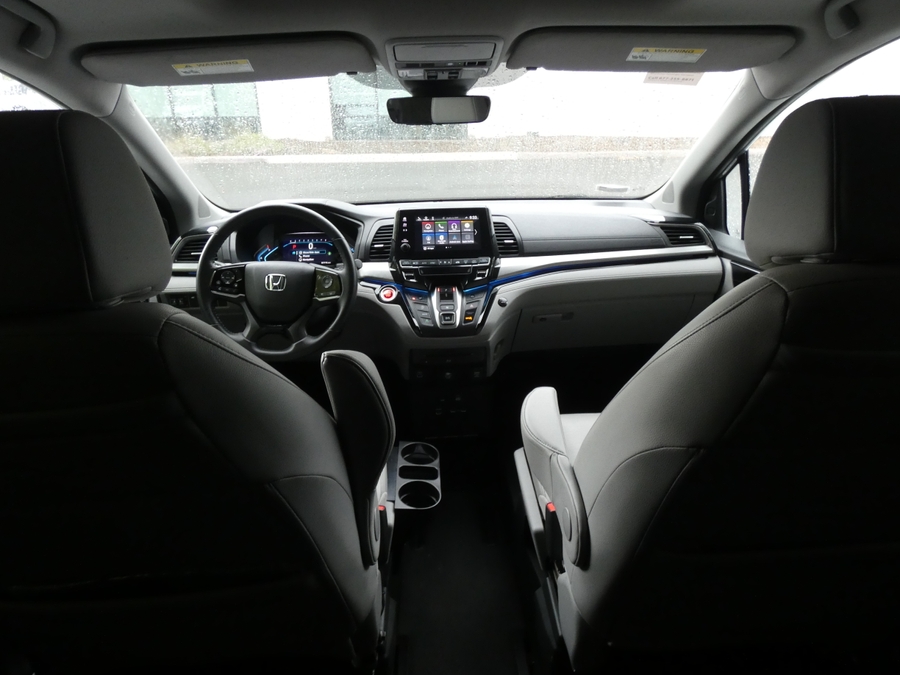 Silver Honda Odyssey image number 3