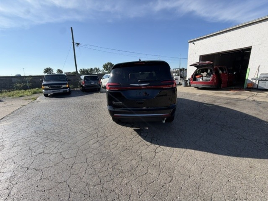 Black Chrysler Pacifica image number 5