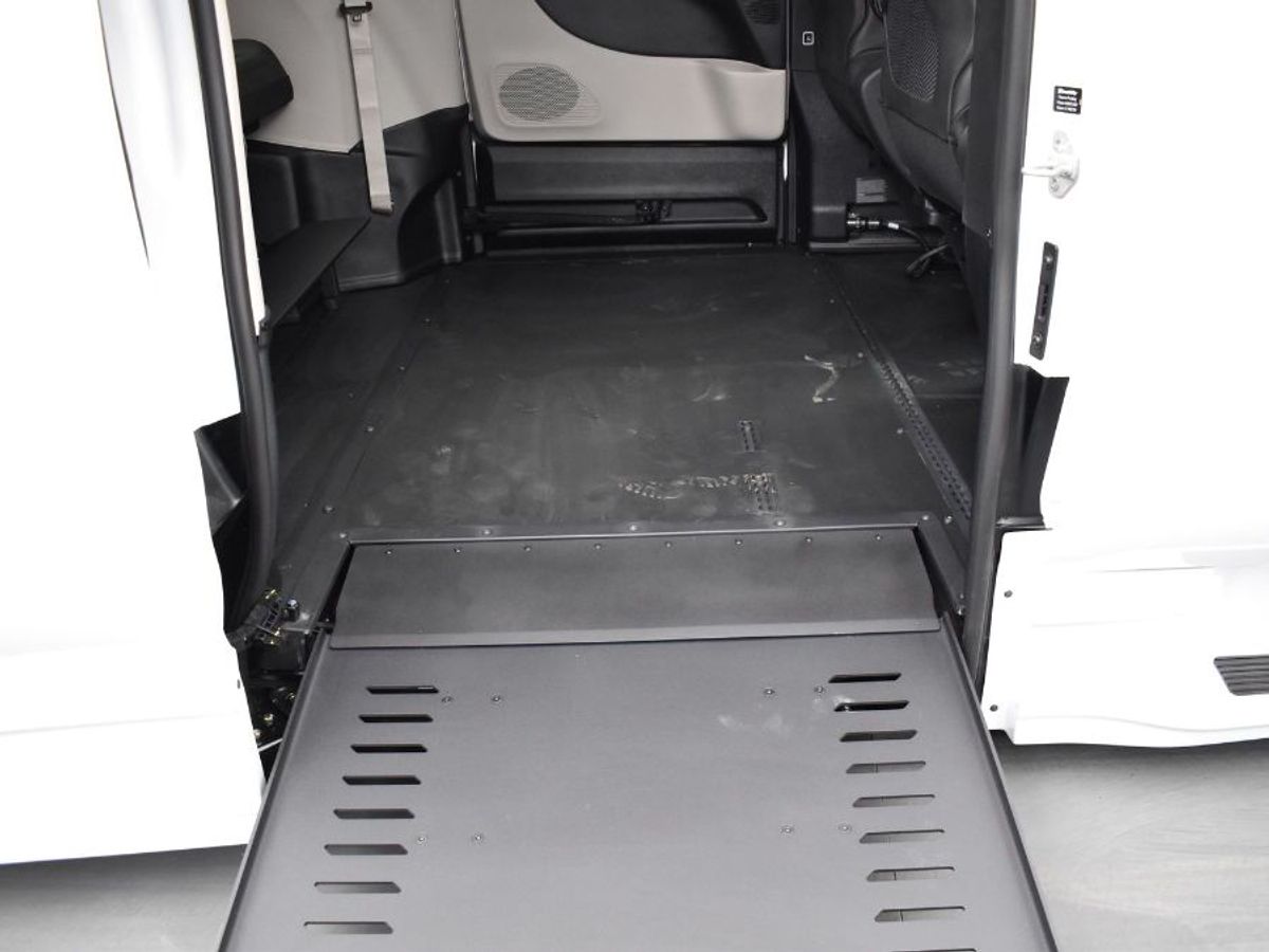 White Chrysler Pacifica image number 12