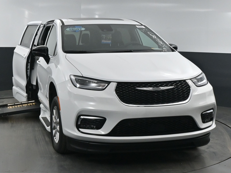 White Chrysler Pacifica image number 5