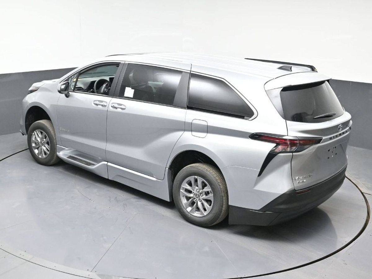 2025 TOYOTA SIENNA - Image 25